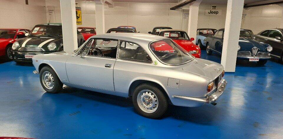 Image 2/37 of Alfa Romeo Giulia GT 1300 Junior (1975)
