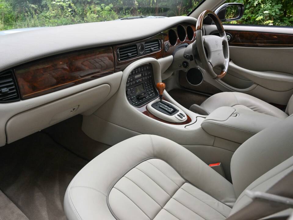 Immagine 34/50 di Jaguar XJ 8 Executive (2002)
