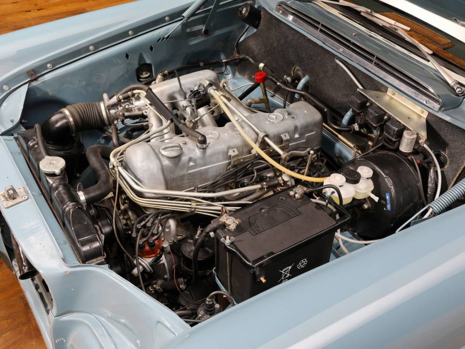 Bild 27/35 von Mercedes-Benz 230 S Universal (1968)