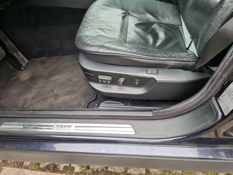 Image 5/58 of BMW 750i (1997)