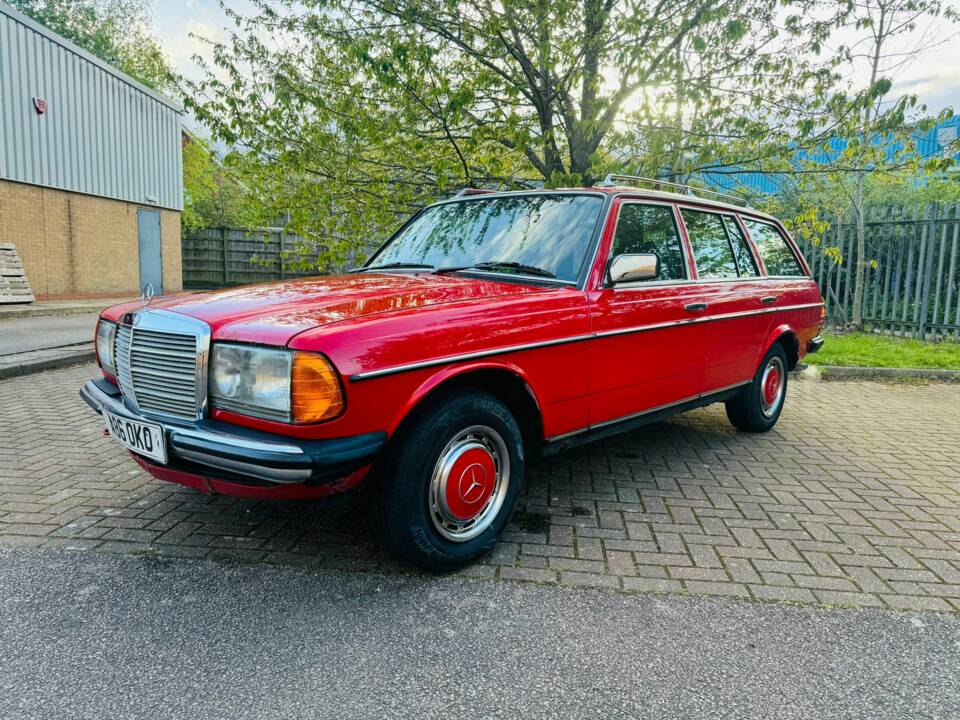 Image 2/10 de Mercedes-Benz 230 TE (1984)