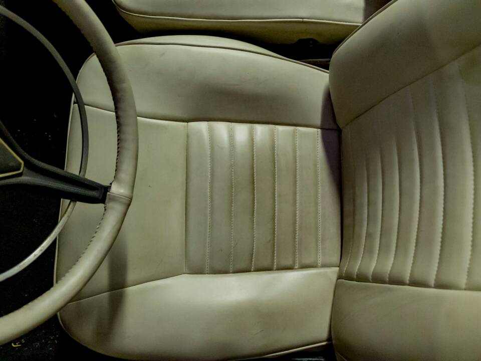 Image 33/50 of Chrysler 300 L (1970)