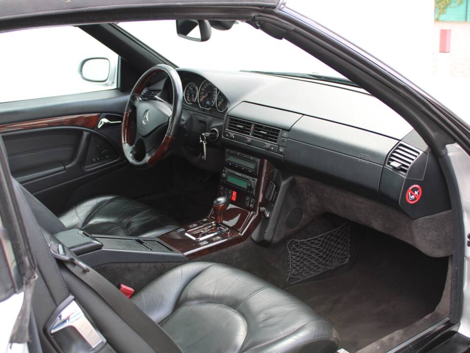 Image 44/50 of Mercedes-Benz SL 320 (2001)