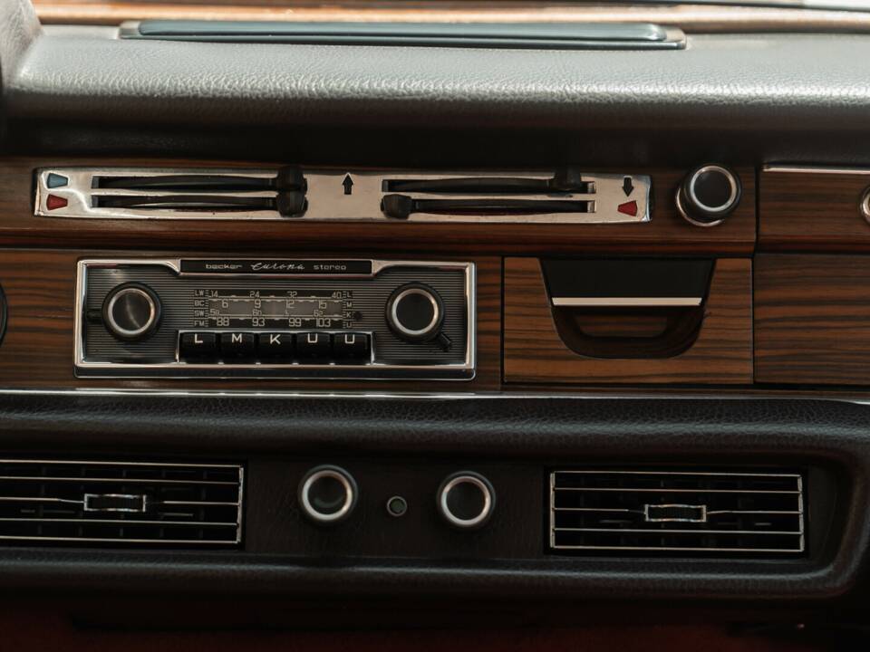 Image 19/34 of Mercedes-Benz 300 SEL 3.5 (1971)