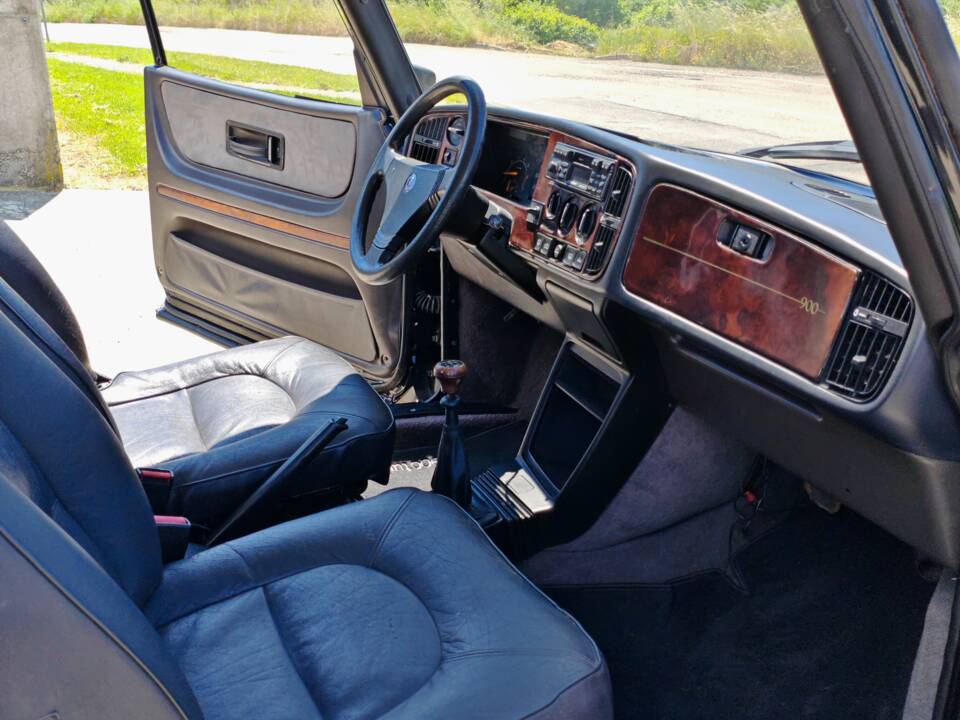 Image 17/25 of Saab 900 Turbo 16V (1992)