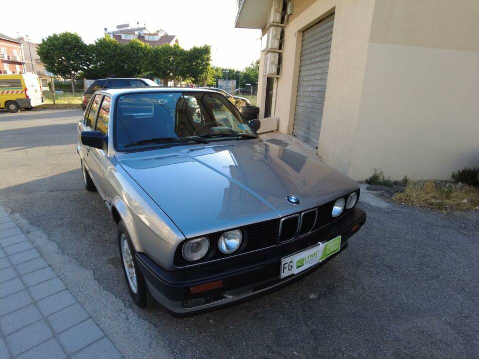 Image 12/19 of BMW 318i (1989)