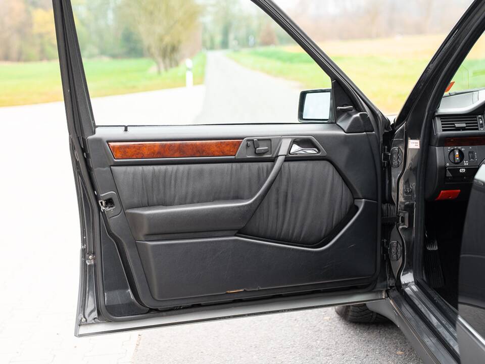 Bild 22/61 von Mercedes-Benz 500 E (1992)