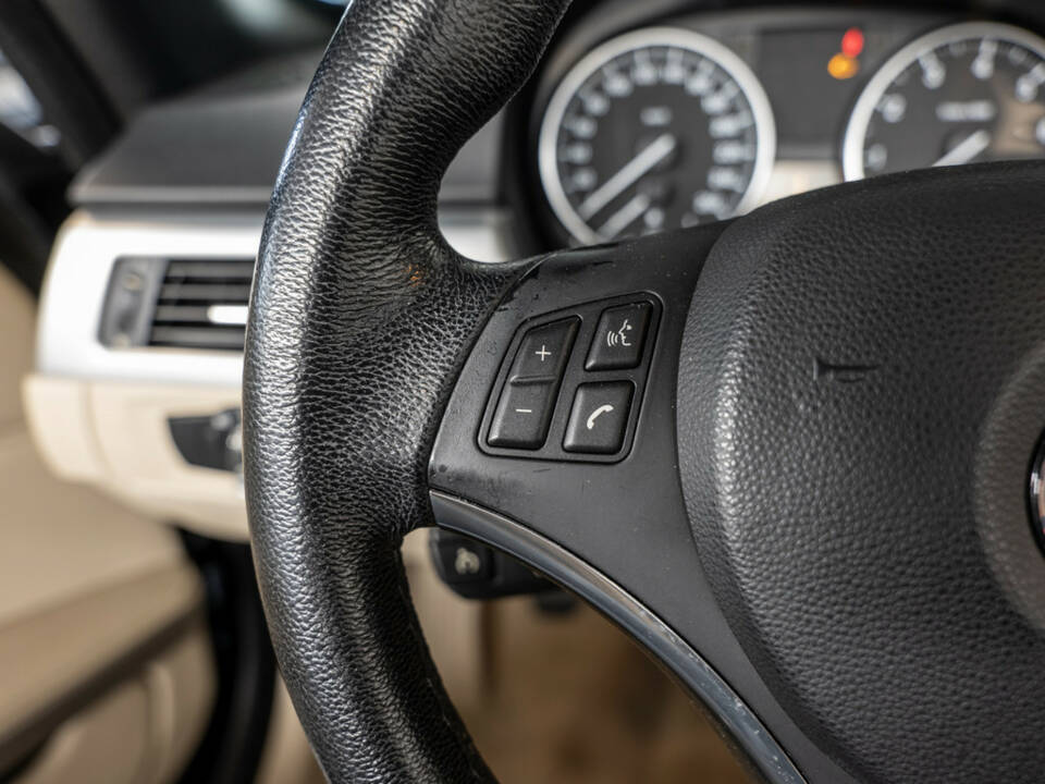 Image 16/31 of BMW 320i (2008)