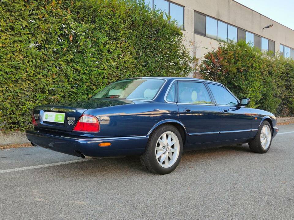 Image 23/30 de Jaguar XJ 8 4.0 Executive (1998)