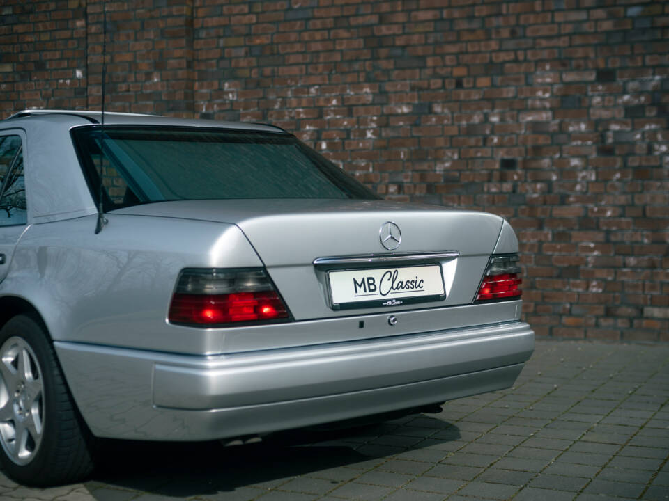 Immagine 9/20 di Mercedes-Benz E 60 AMG (1993)