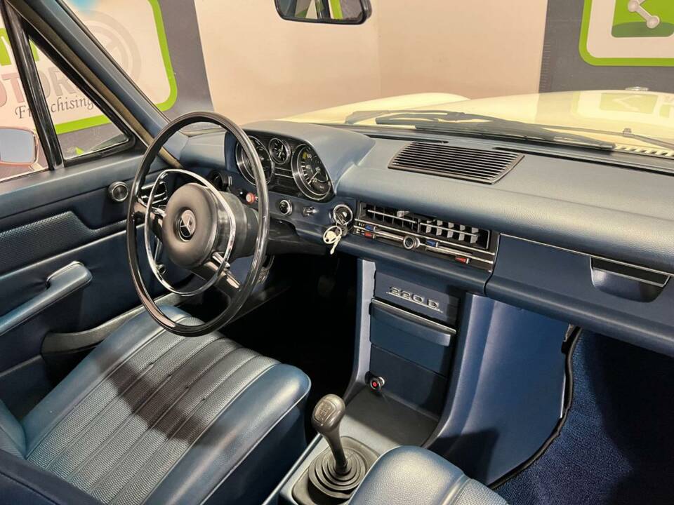 Image 36/46 of Mercedes-Benz 220 D (1972)