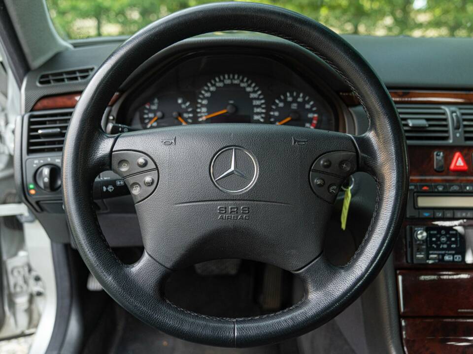 Image 48/50 de Mercedes-Benz E 430 (2000)