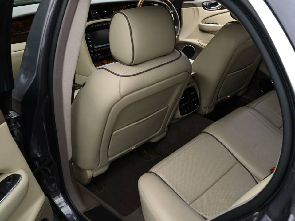 Image 35/50 de Jaguar XJ 8 4.2 (2009)