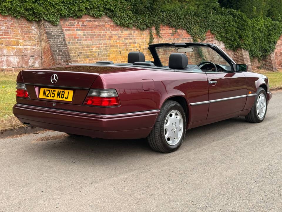 Bild 24/32 von Mercedes-Benz E 220 (1996)