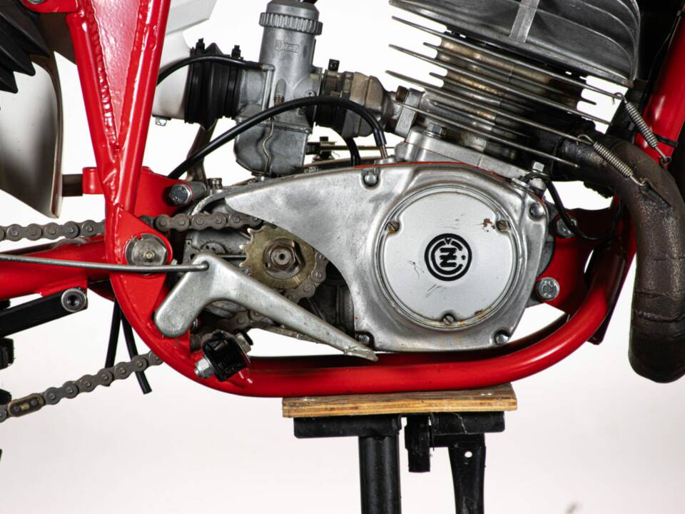 Image 32/50 of CZ 250 (1977)