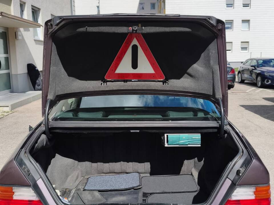 Afbeelding 4/9 van Mercedes-Benz 400 E (1993)