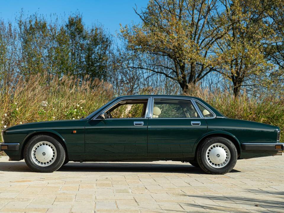 Image 9/50 de Daimler XJ 6 4.0 (1991)