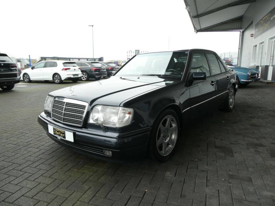 Bild 3/22 von Mercedes-Benz E 500 Limited (1994)