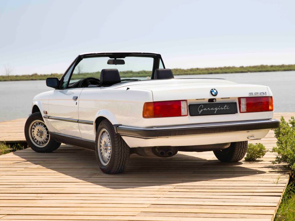 Image 19/70 of BMW 320i (1990)
