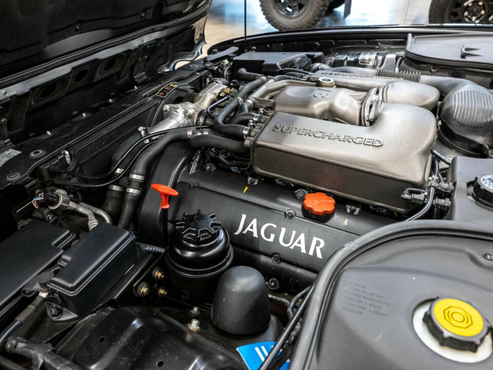 Bild 27/34 von Jaguar XJR 4.0 (2001)