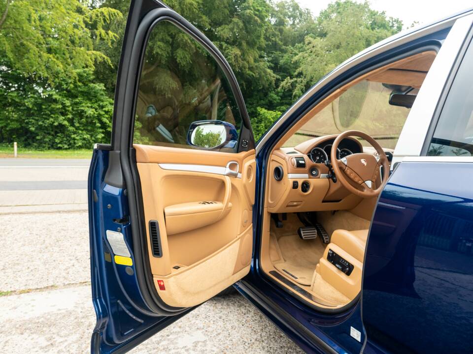 Image 16/25 of Porsche Cayenne Turbo (2008)