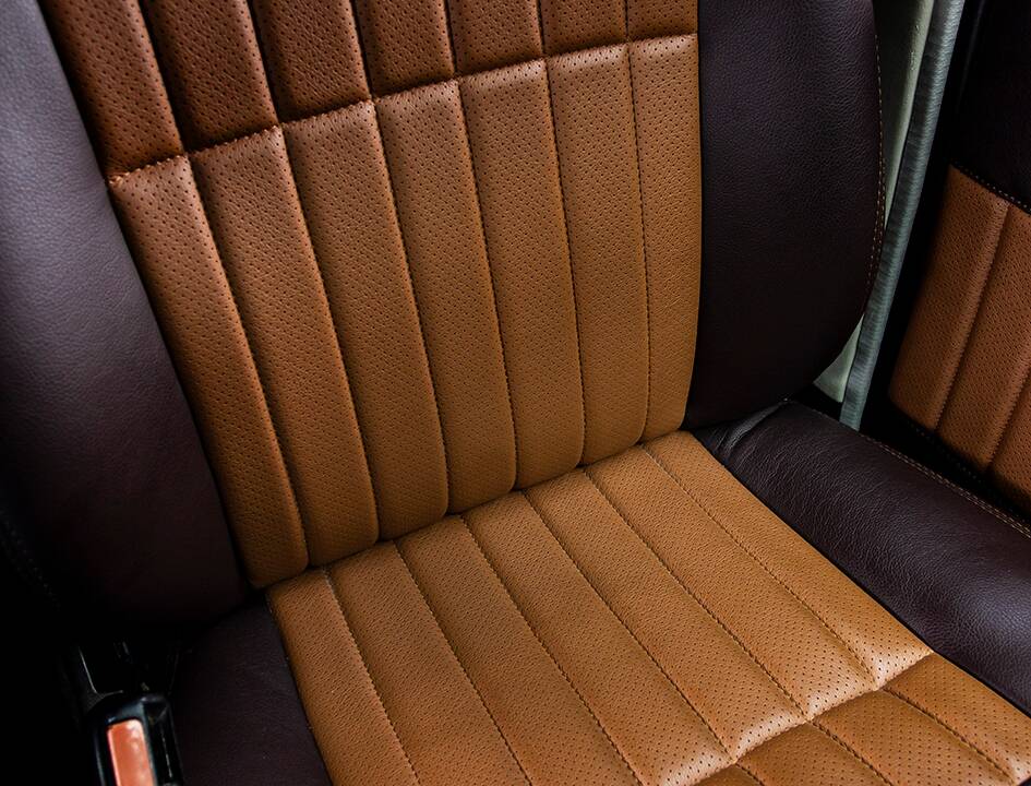 Image 19/42 of Toyota Land Cruiser FJ 62 (1985)