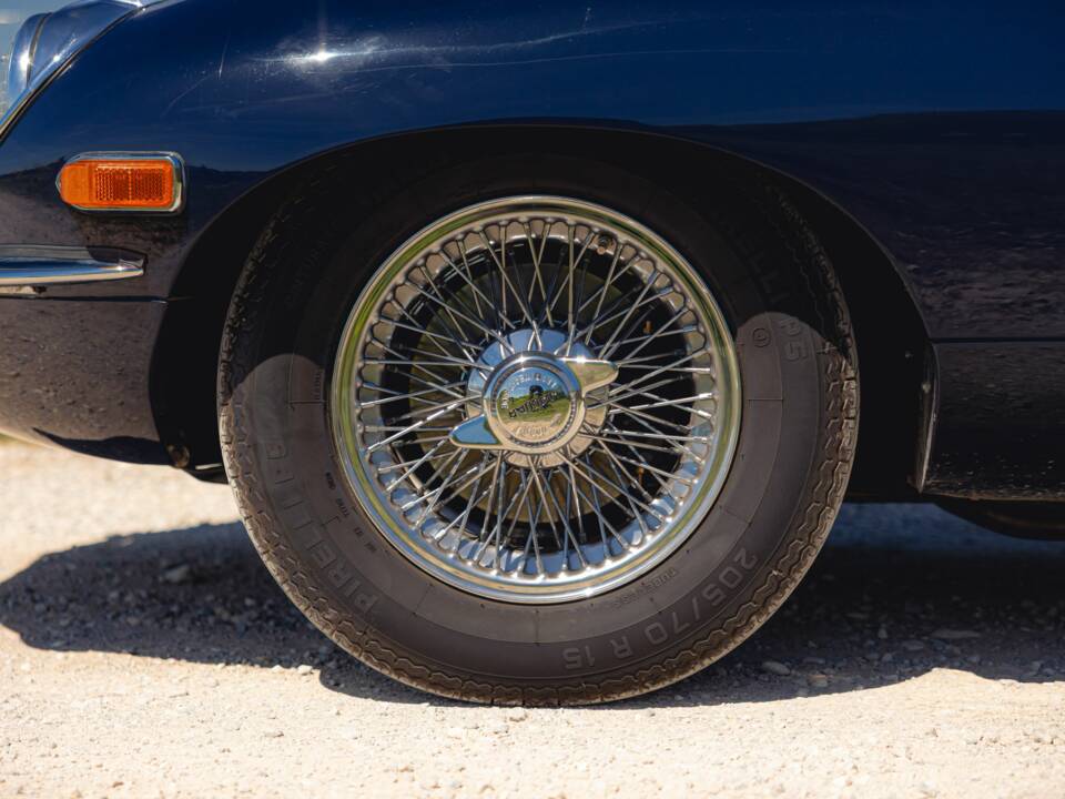 Image 13/50 de Jaguar E-Type (1969)