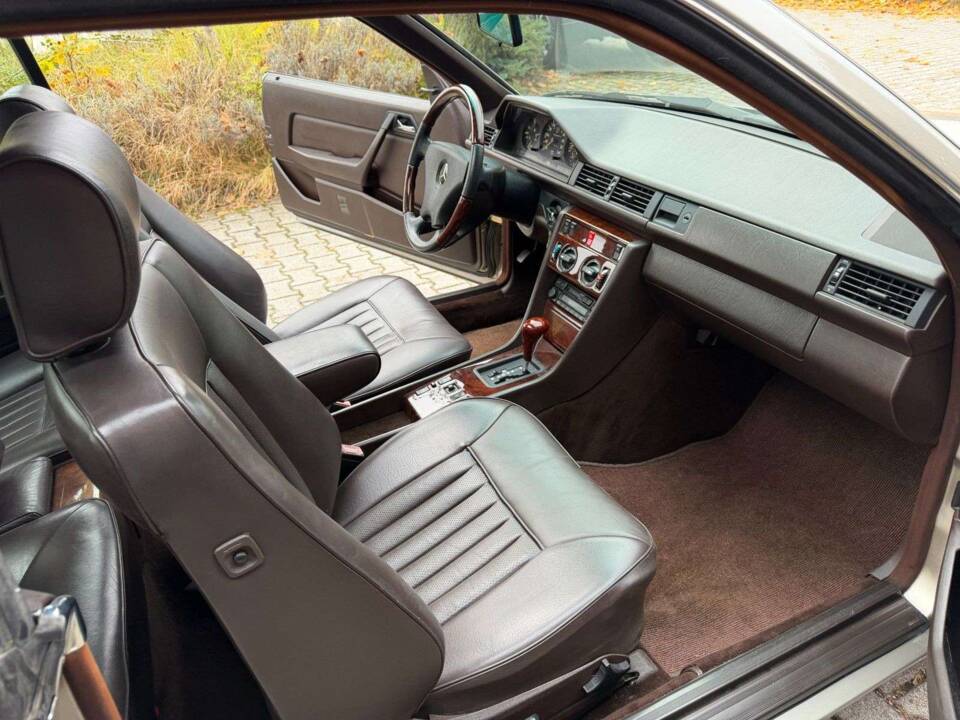 Bild 17/21 von Mercedes-Benz 300 CE (1988)