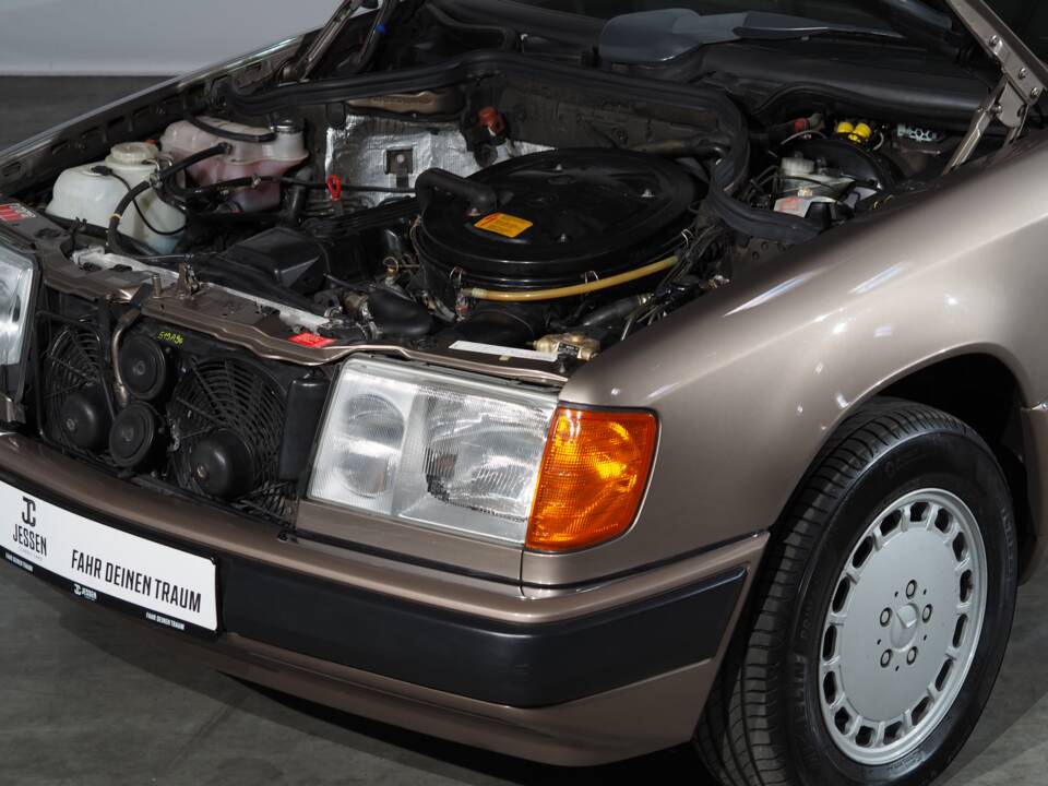Bild 12/53 von Mercedes-Benz 300 E 4-Matic (1993)