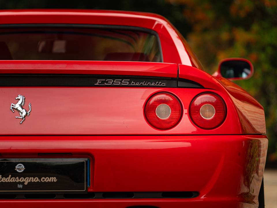 Image 18/42 de Ferrari F 355 Berlinetta (1996)