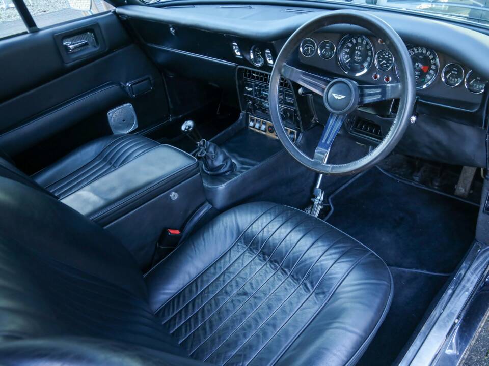 Image 13/50 of Aston Martin DBS V8 (1972)