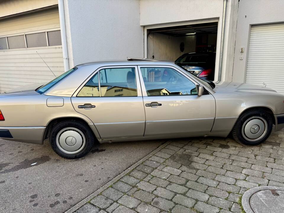 Afbeelding 5/14 van Mercedes-Benz 200 E (1989)