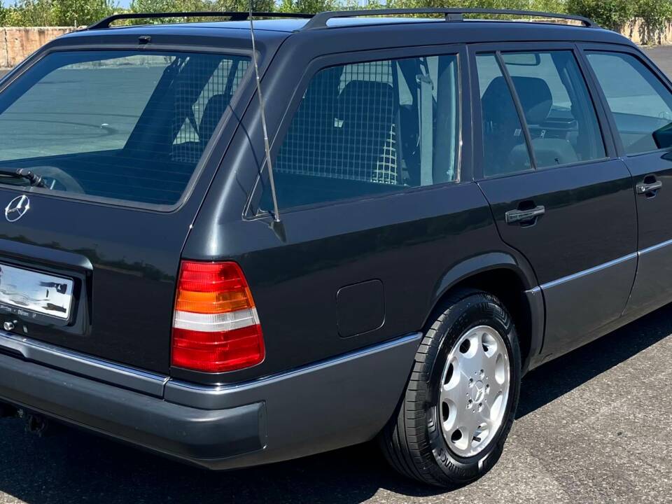 Bild 5/41 von Mercedes-Benz E 220 T (1995)