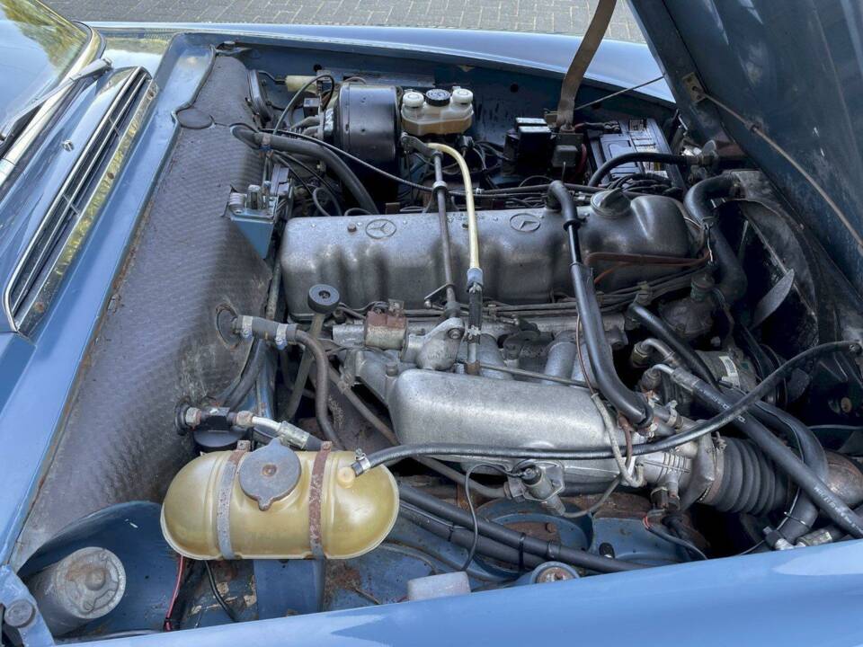 Image 24/36 of Mercedes-Benz 280 SL (1971)