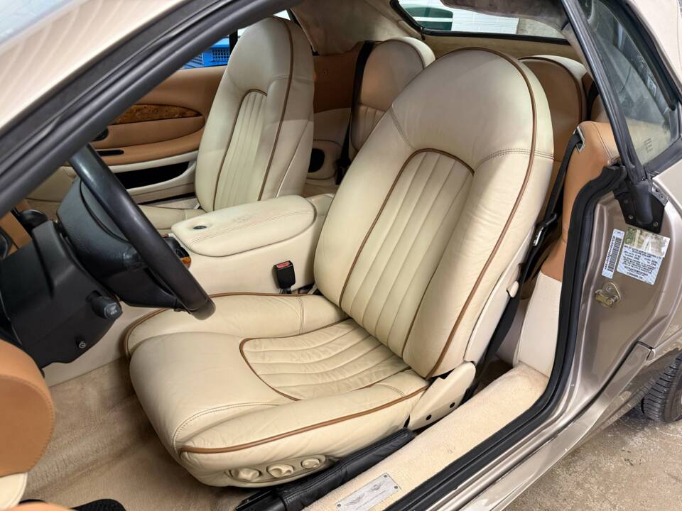 Immagine 8/17 di Aston Martin DB 7 Volante (1998)
