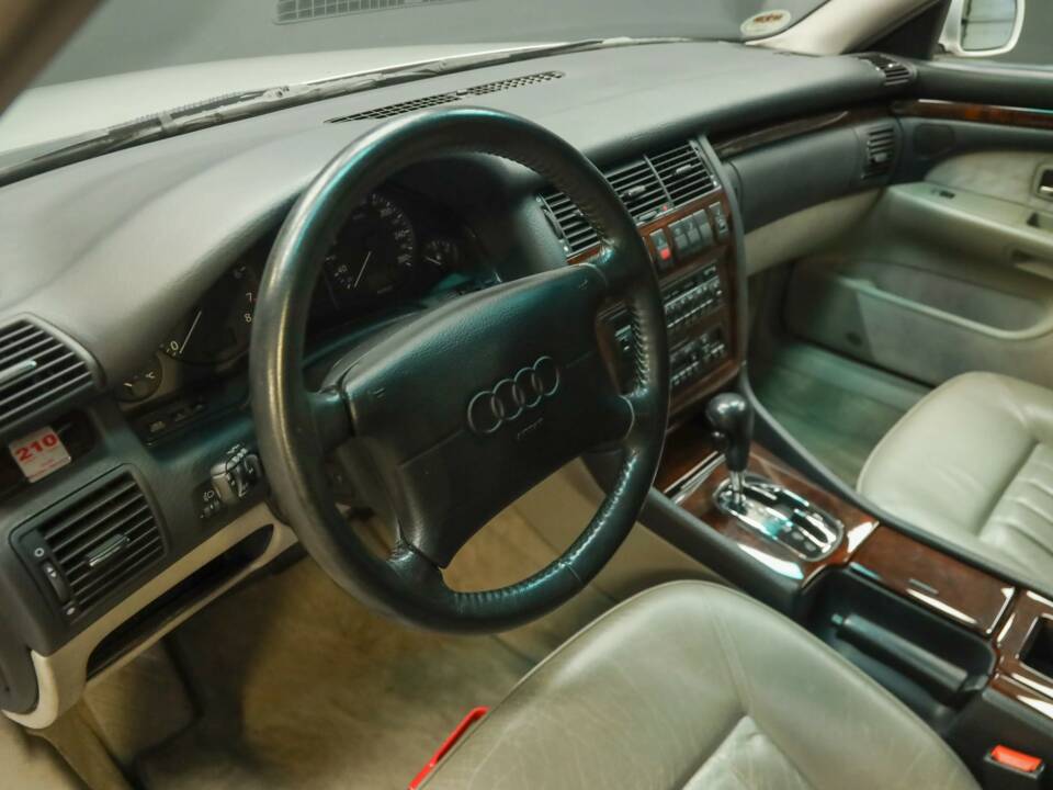Immagine 24/50 di Audi A8 4.2 quattro (1995)