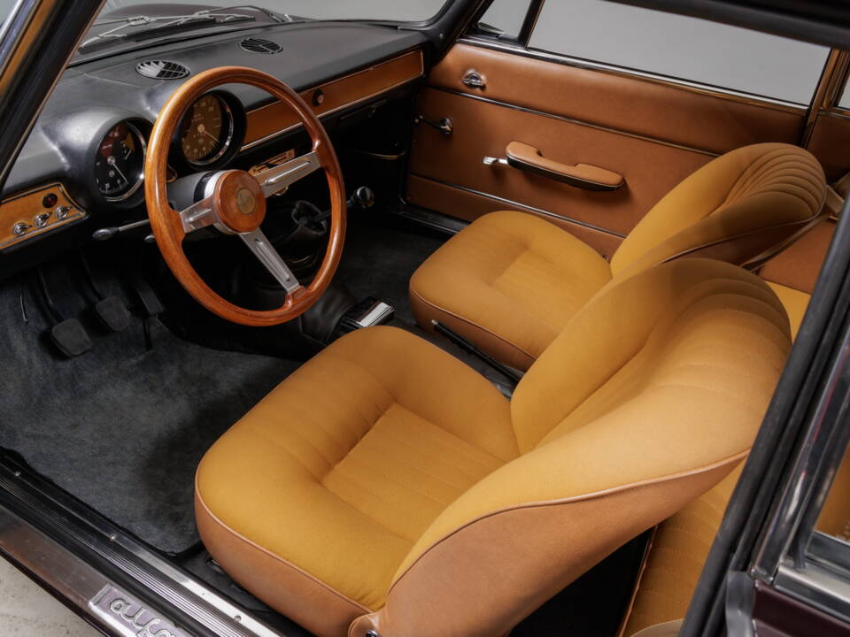 Image 21/35 of Alfa Romeo Giulia 1300 GT Junior (1973)