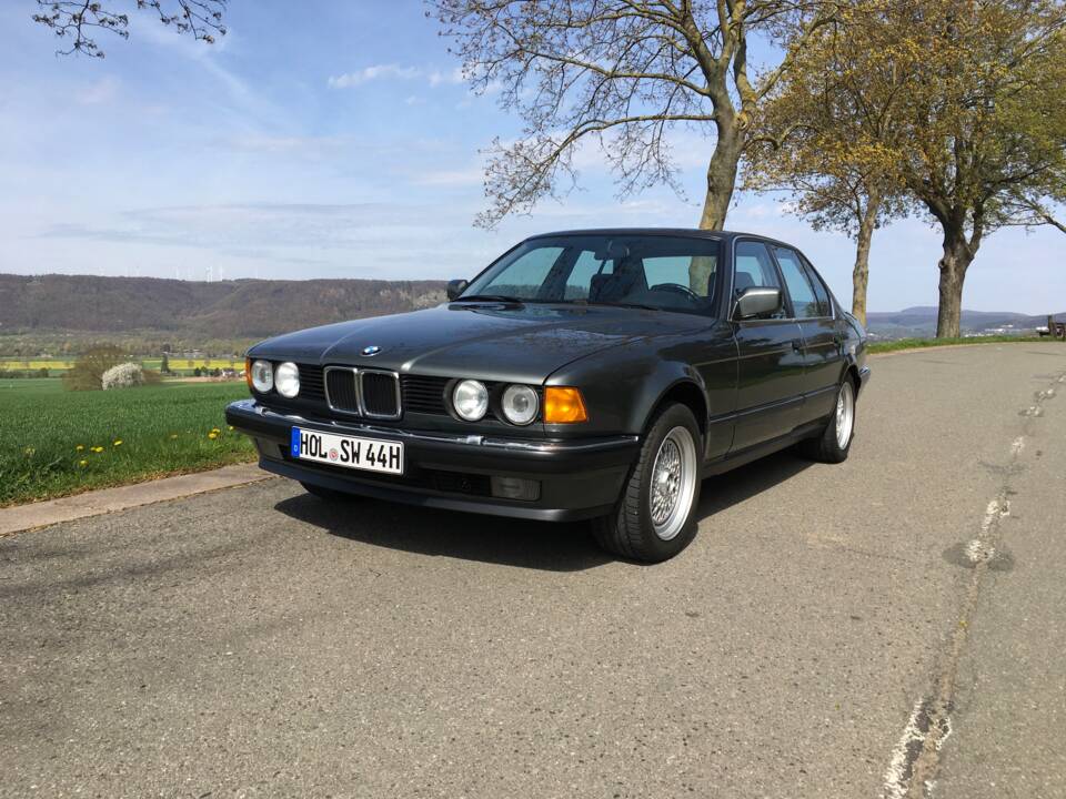 Image 21/22 of BMW 735i (1988)