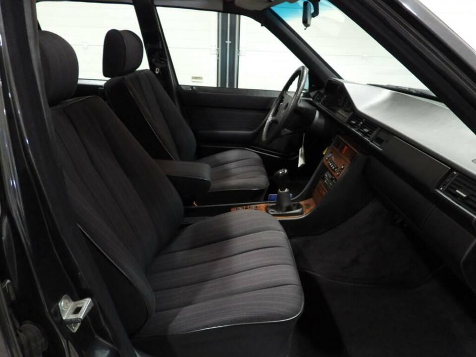 Image 8/14 of Mercedes-Benz 200 (1987)