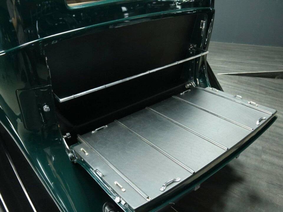 Image 25/30 of Rolls-Royce Phantom III (1938)