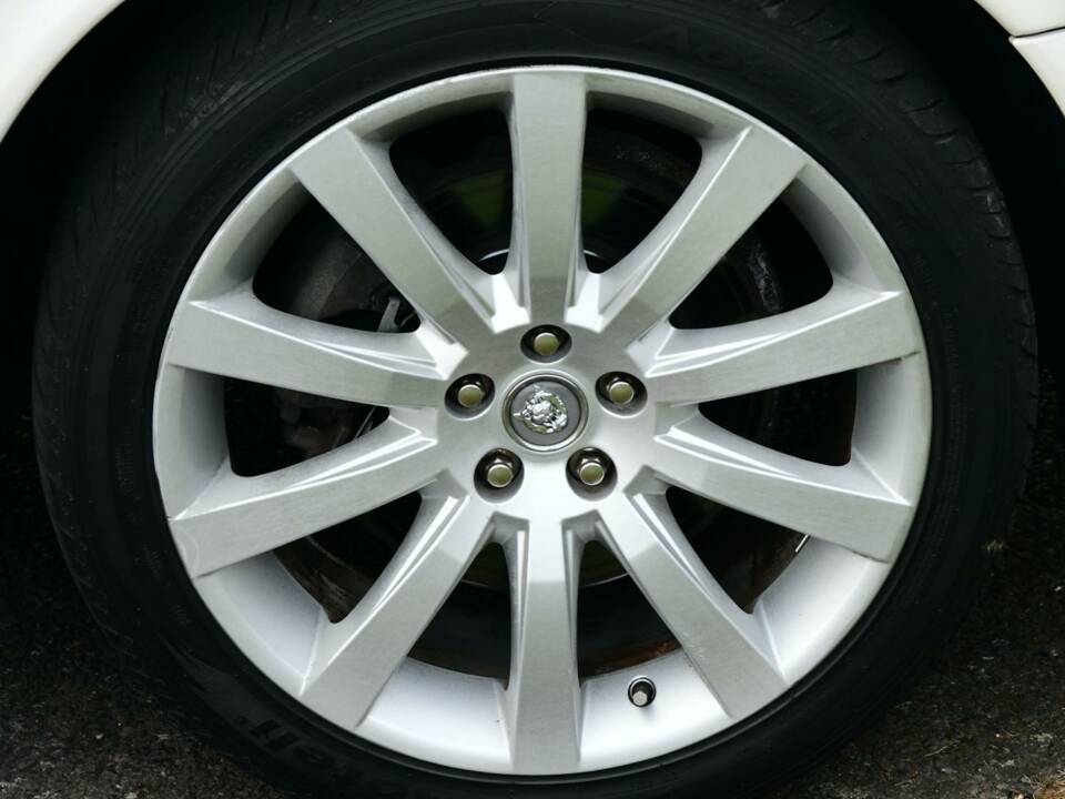 Image 19/50 of Jaguar XJ 8 4.2 (2008)