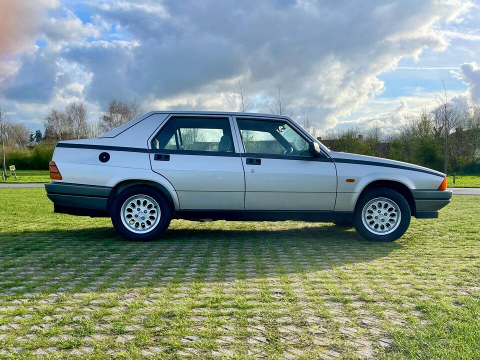 Immagine 4/23 di Alfa Romeo 75 1.6 (1988)