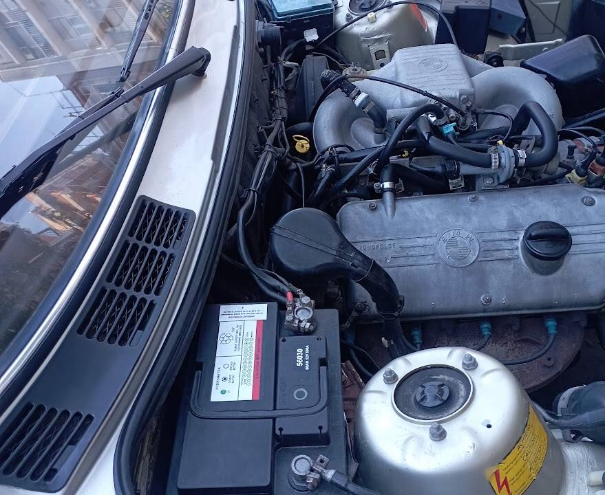 Image 44/51 of BMW 318i (1985)