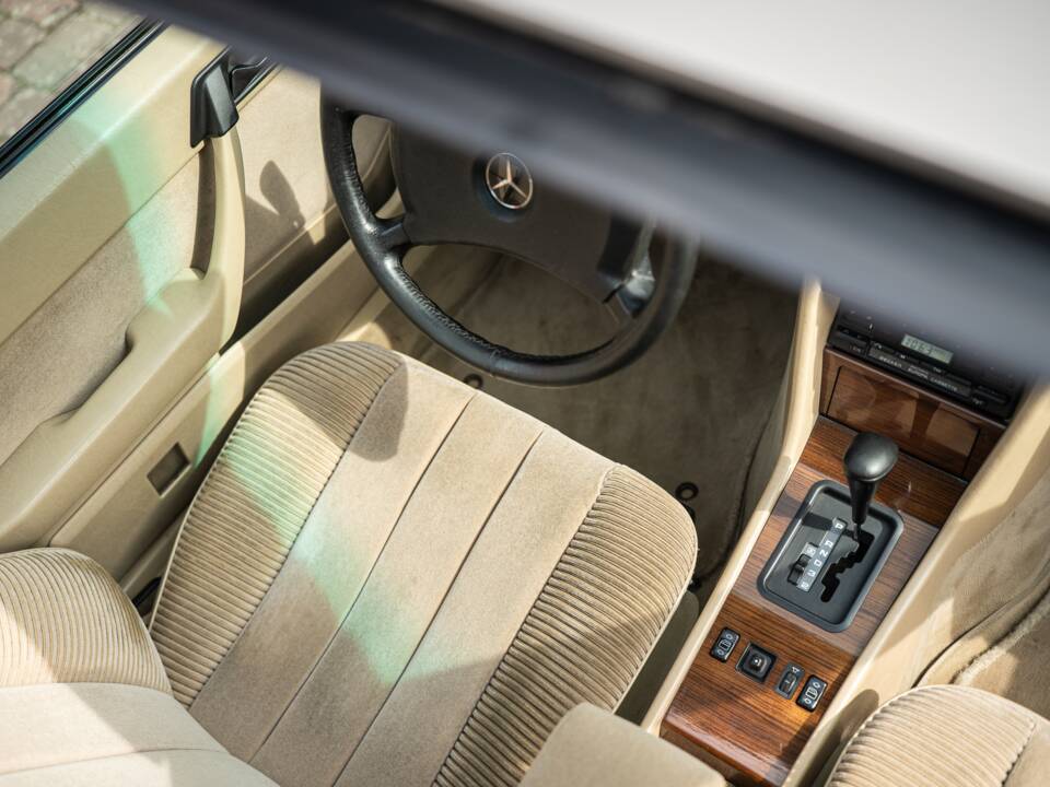 Afbeelding 35/63 van Mercedes-Benz 230 CE (1988)