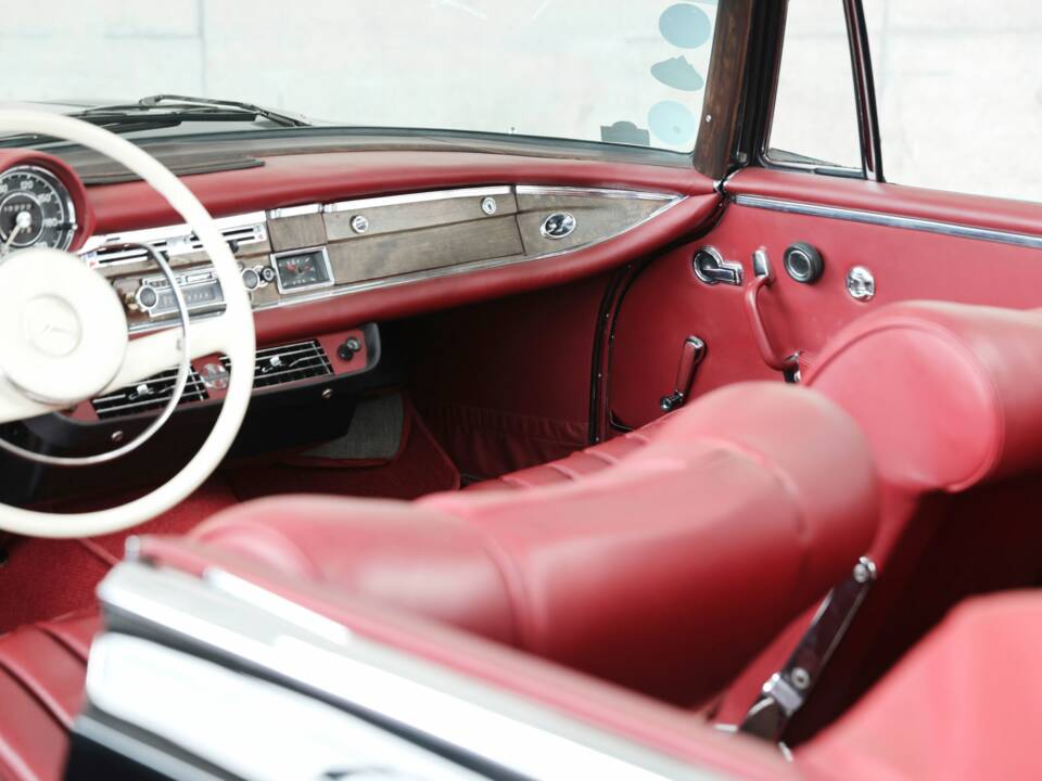 Image 36/50 of Mercedes-Benz 220 SE b (1962)