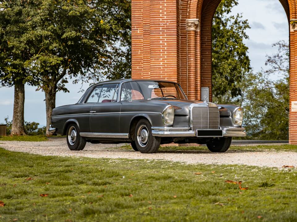 Image 1/86 of Mercedes-Benz 300 SE (1965)