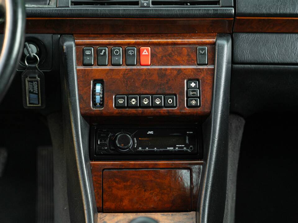 Bild 36/50 von Mercedes-Benz 300 E-24 (1989)