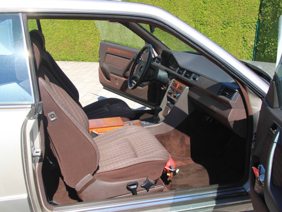 Bild 6/16 von Mercedes-Benz 230 CE (1990)