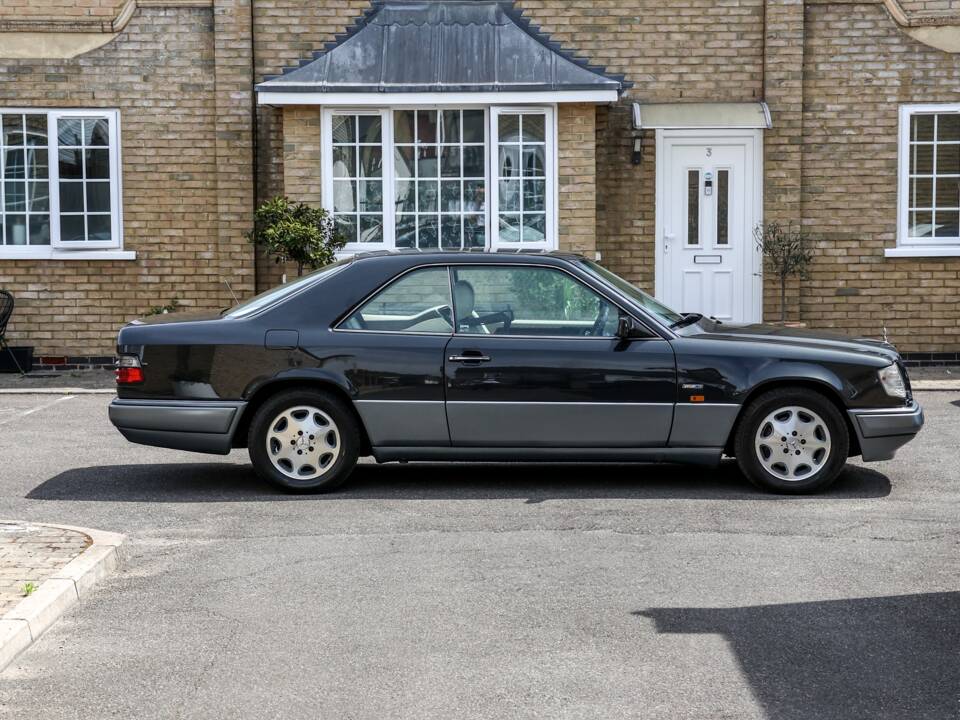 Image 13/37 of Mercedes-Benz E 320 (1995)