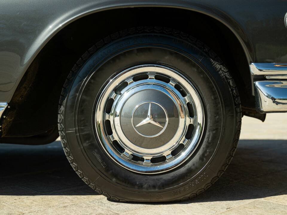 Immagine 13/50 di Mercedes-Benz 220 SE b (1964)